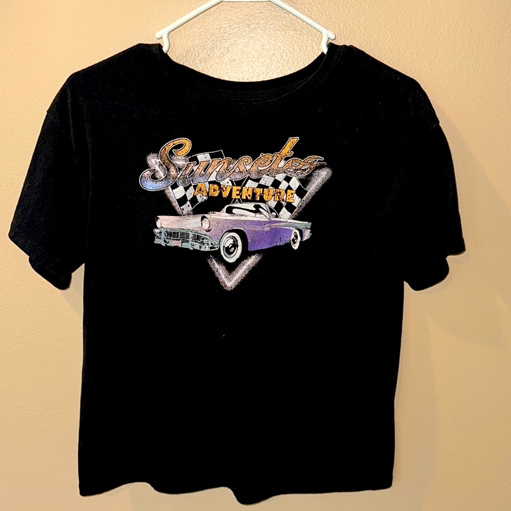 A kid t shirt with a car one the front. Size xL(14/16)